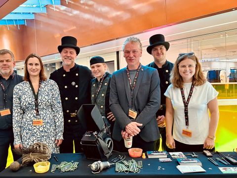 Bezirksstadtrat Andy Hehmke, Staatssekretärin Micha Klapp, Mitarbeiter*innen der Schornsteinfeger-Innung, Bezirksstadtrat Oliver Nöll und Bezirksbürgermeisterin Clara Herrmann auf dem Rundgang