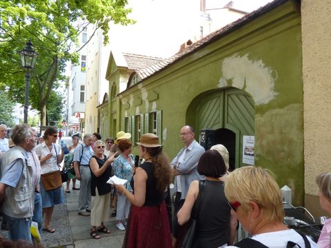 Vor dem ältesten Bürgerhaus Charlottenburgs, Foto: KHMM