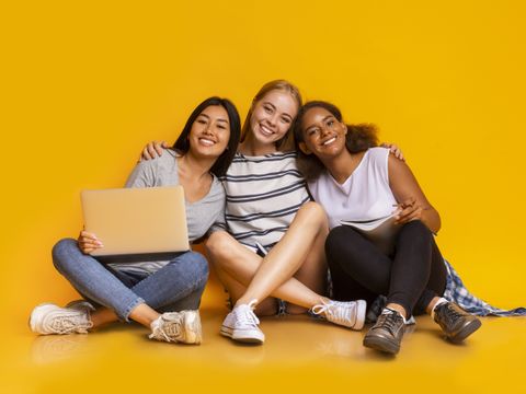 3 Mädchen mit Laptop