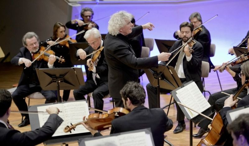 Sir Simon Rattle beim Gedenkkonzert für die Opfer des Holocaust (Bild: Berliner Philharmoniker, Monika Rittershaus)