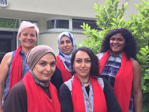 Die Stadtteilmütter (v.l.n.r.) vorne: Najwa Allaf, Fatima Mahmoud hinten: Hanna Hetmanczyk, Ilham Abdulrahman, Grace Rydl-Agidigbi (Bild: FACE-Familienzentrum )