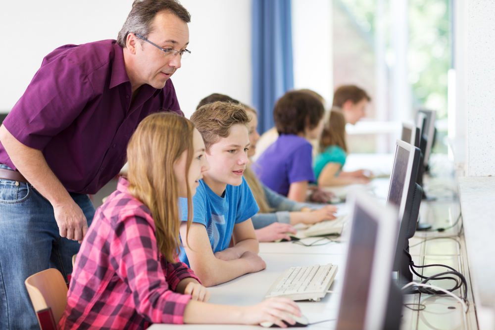 Teenager arbeiten in der Schule am Computer