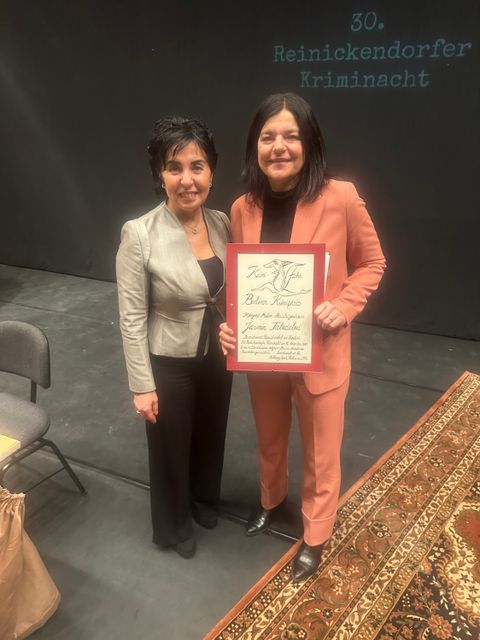 Schauspielerin und Musikerin Jasmin Tabatabai nimmt den Krimi-Fuchs in der Kategorie Medien entgegen (Bild: BA Rdf)