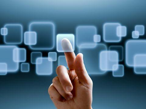 Finger bedient einen Touchscreen