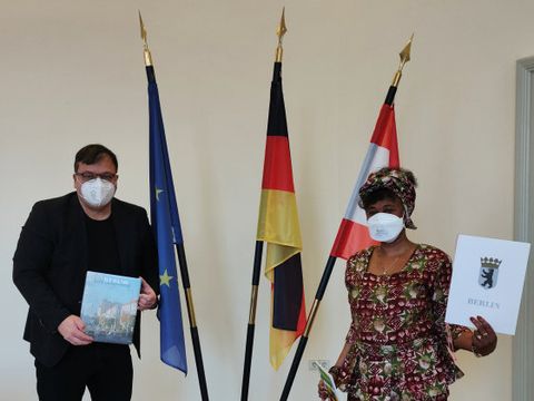Bezirksbürgermeister Michael Grunst verleiht den Bezirkstaler an Frau Avias. (Bild: Bezirksamt Lichtenberg)