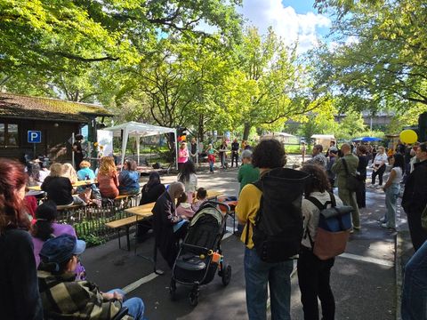 Zahlreiche Besucher*innen auf dem Yesil Cember Umwelt- und Gesundheitsfest