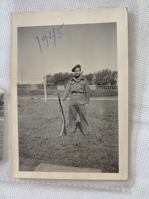 Peter Jonas 1945 in der Uniform der britischen Armee
