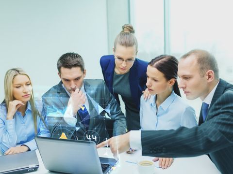 Gruppe von jungen Menschen beim Meeting