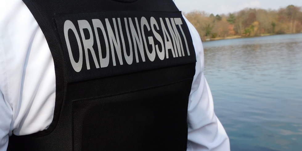 Rückenansicht eines Ordnungsamts-Mitarbeiters