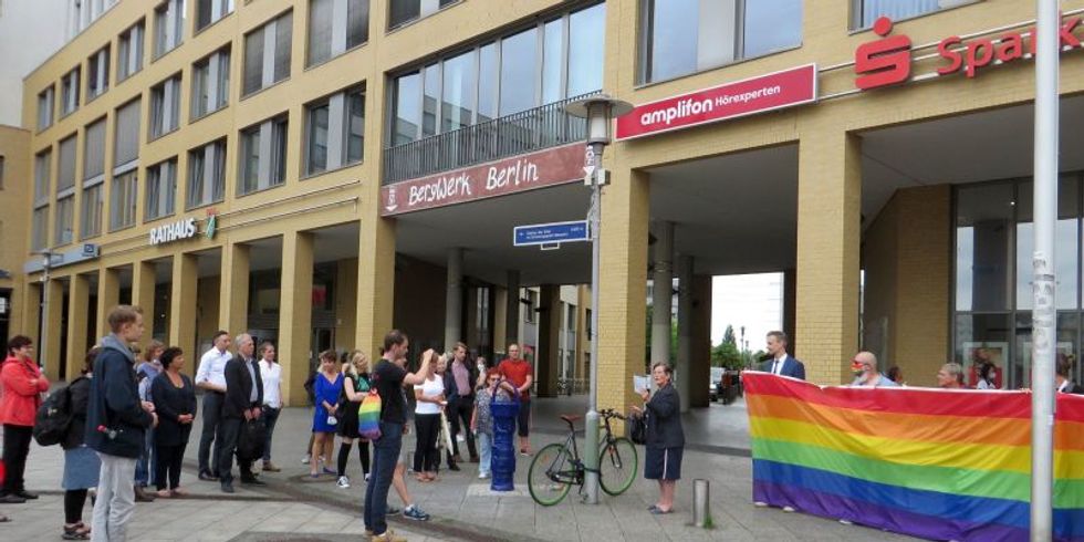 Hissen der Regenbogenfahne in Marzahn-Hellersdorf 2020 - Ansprache von Bezirksbürgermeisterin Dagmar Pohle