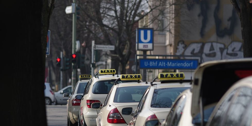 Taxen vor einem U-Bhf in einer Reihe