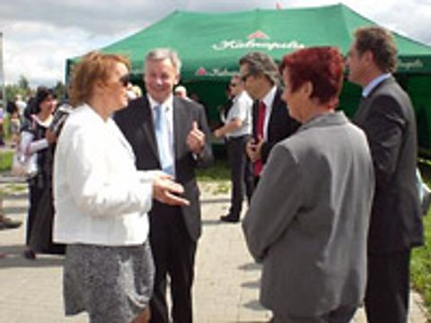Auf dem Stadtfest: Jurbarkas Bürgermeister Ricardas Juska, die Dolmetscherin, Christina Emmrich, Michael Räßler-Wolff und Dr. Andreas Prüfer