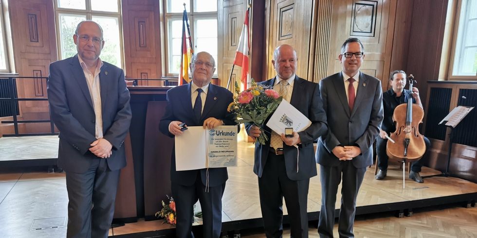 Bürgermedaillenverleihung 2023 (v.l.n.r. Vorsteher der BVV Peter Groos, Harald Neumann, Andreas Engel, Bezirksbürgermeister Oliver Igel)