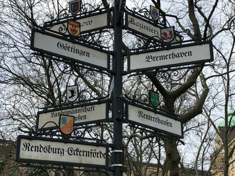 Partnerschaftsbaum am Hermann-Ehlers Platz