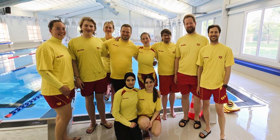 Das DLRG-Rettungsschwimmer*innen-Team während des Trainings in der Schwimmhalle am Kreuzberger Prinzenbad