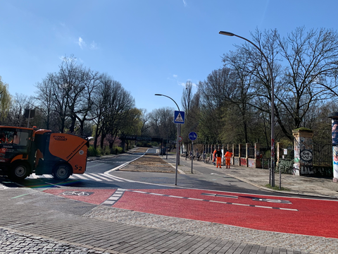 Blick in die Straße Görlitzer Ufer gen Südwesten, Reinigungsfahrzeug der BSR