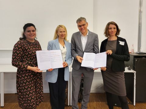 Von links nach rechts: Bezirksstadträtin Eva Majewski, Leiterin der Berliner Fernbahnhöfe, DB Station&Service AG, Monika Jung, Bezirksbürgermeister Jörn Oltmann und Bezirksstadträtin Saskia Ellenbeck