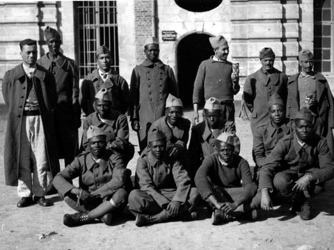 Gruppenbild mit dunkelhäutigen Personen