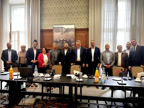 Eröffnung des Austausches im Rathaus Schöneberg im Beisein des Bezirksbürgermeisters Jörn Oltmann und des Bezirksstadtrats für Jugend und Gesundheit, Oliver Schworck, sowie Gästen und Projektteilnehmern.