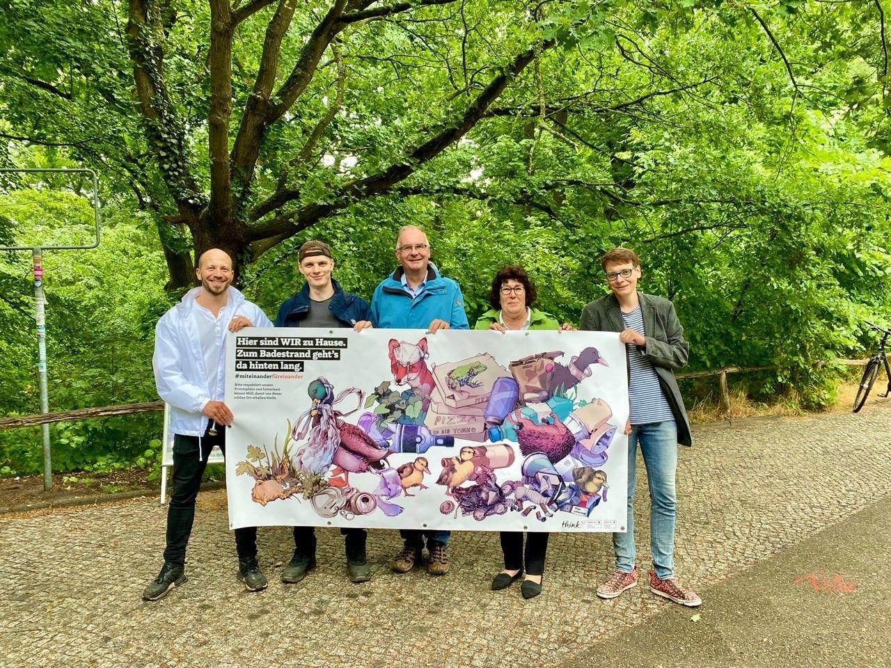 Enthüllung Kampagne gegen Müll - M. Hoppe (Think SI³), Illustrator F. Kirste, N. Fußwinkel (Leiter Grünflächenamt), BzStR M. Schellenberg & C. Lentz (Stellv. Leiter Grünflächenamt)