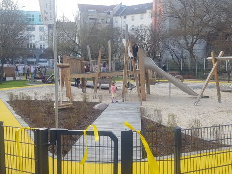 Spielplatz auf der neugestalteten Grünanlage an der Skalitzer Straße