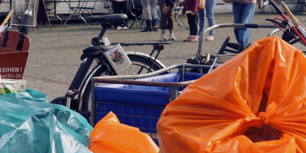 Fit in Sachen Müll Header mit Mülltüten auf dem Leopoldplatz