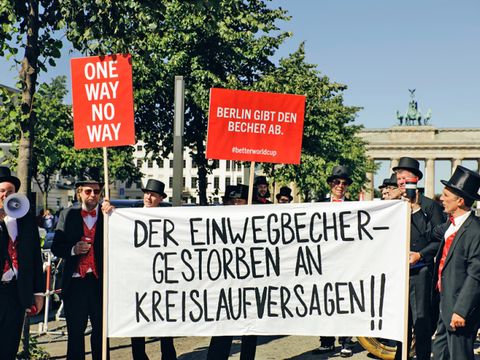 BETTER WORLD CUP: Straßenaktion "Berlin gibt den Becher ab"