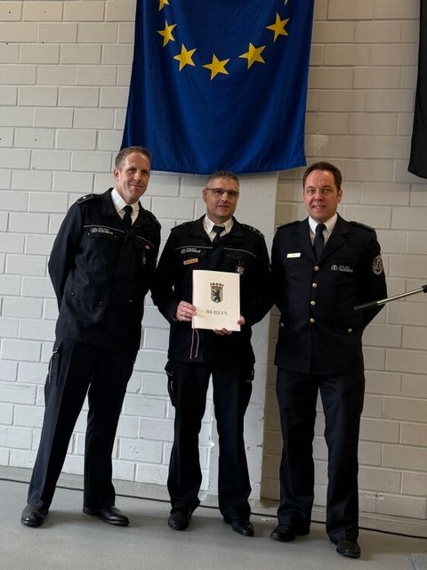 Wehrleiter Sven Matzigkeit zeichnet zwei Gründungsmitglieder aus. (Bild: BA Rdf)