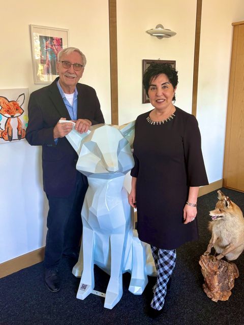 Bezirksbürgermeisterin Emine Demirbüken-Wegner mit Frank Zemke, Vorsitzender des Vereins „Deutsch-Französische Partnerschaften Berlin-Reinickendorf e.V.“ (Bild: BA Reinickendorf)