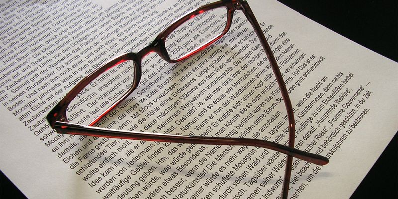 Lesebrille und Text