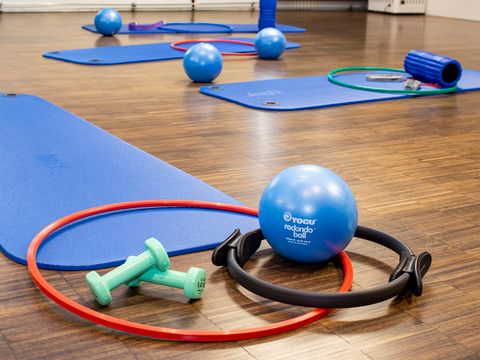 Fitnessgeräte auf dem Fußboden des Spiegelsaals