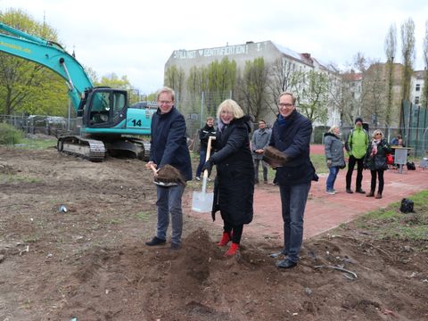 v.l. Bezirksstadtrat Ephraim Gothe, Bezirksstadträtin Sabine Weißler und Bezirksstadtrat Carsten Spallek setzen gemeinsam den ersten Spatenstich für den Ergänzungsbau der Musikschule Fanny Hensel (Bild: Bezirksamt Mitte)