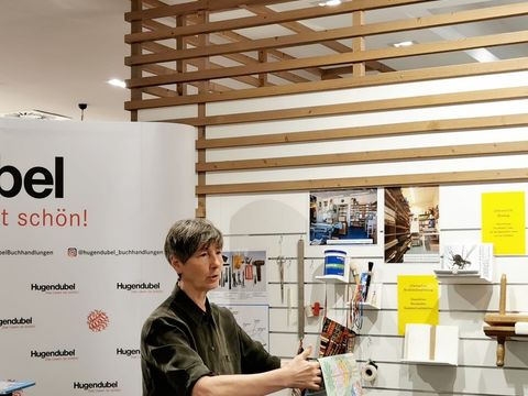 Janina Schreyer, Buchbindemeisterin, bei ihrer Präsentation in Hugendubel anlässlich des Welttages des Buches. (Bild: Stadtbibliothek Steglitz-Zehlendorf)