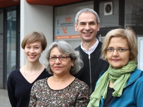 drei Frauen und ein Mann auf einem Gruppenbild