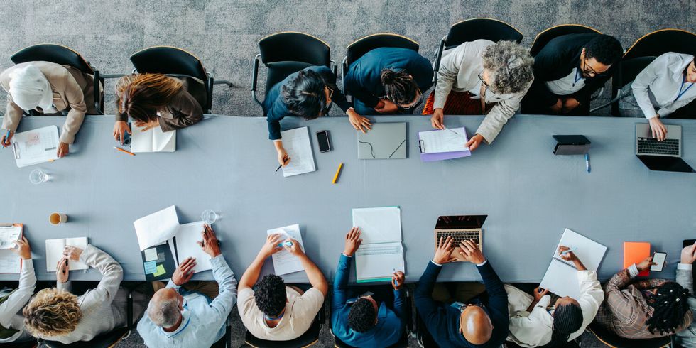 Menschen an einem Tisch, Aufnahme von oben