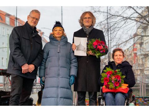 Bei der Vergabe des Lichtenberger Inklusionspreises auf dem Lichtermarkt am 1. Advent: (v.l.n.r.) Laudator Stefan Schenck, Lichtenbergs Gesundheitsstadträtin Dr. Catrin Gocksch, Dr. Björn Kruse und die Beauftragte für Menschen mit Behinderungen Daniela Kaup. (Bild: Kevin Fuchs)