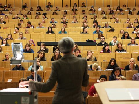 Professorinnen gibt Vorlesung