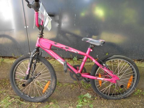 Pinkfarbenes Kinderfahrrad