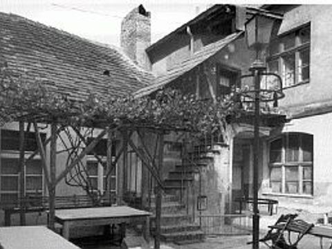 Ältestes Wohnhaus Charlottenburgs, Schustehrusstr. 13, Hofansicht 1957