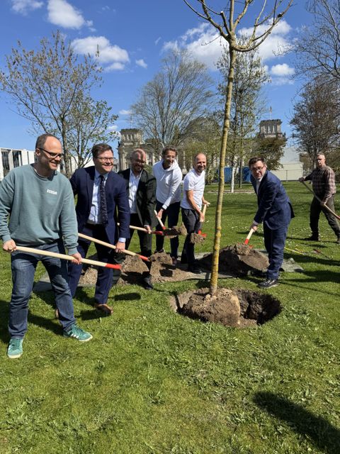 Baumpflanzung mit Ecosia auf dem Platz der Republik