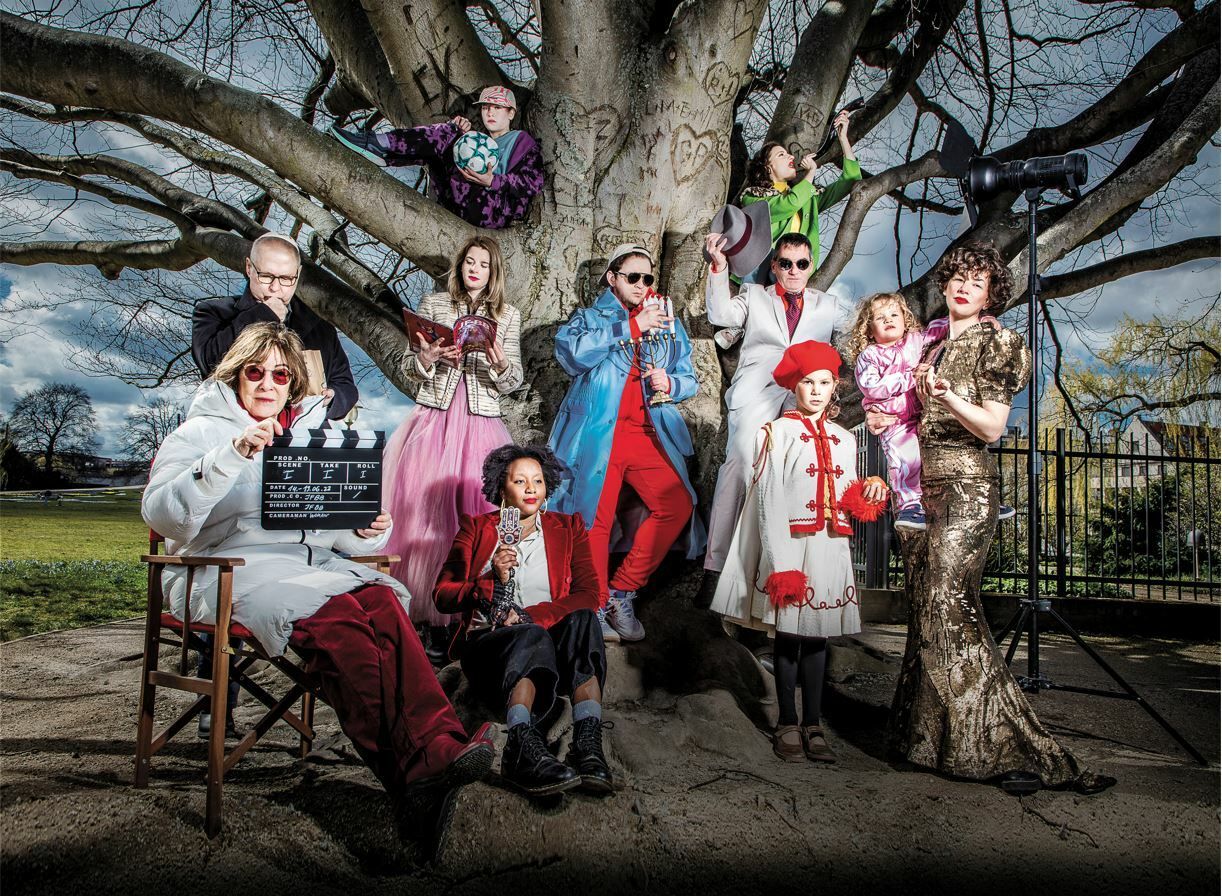 Dieses „Familienfoto“ vereint verschiedene mit dem Festival verbundene Personen, u. a. Jeanine Meerapfel (vorne links), der dieses Jahr eine Hommage gewidmet ist | This “family photo” unites various persons associated with the festival, including Jeanine Meerapfel (front left), who is the subject of an homage this year