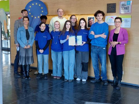 Schülerinnen und Schüler der Hermann-Scheer-Schule mit der Plakette Botschafterschule des Europäischen Parlaments