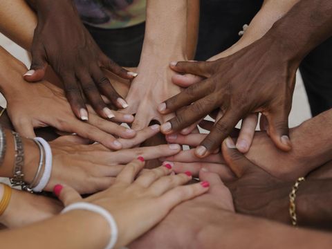 Viele Hände einer Gruppe verschiedener Menschen mit unterschiedlicher Hautfarbe