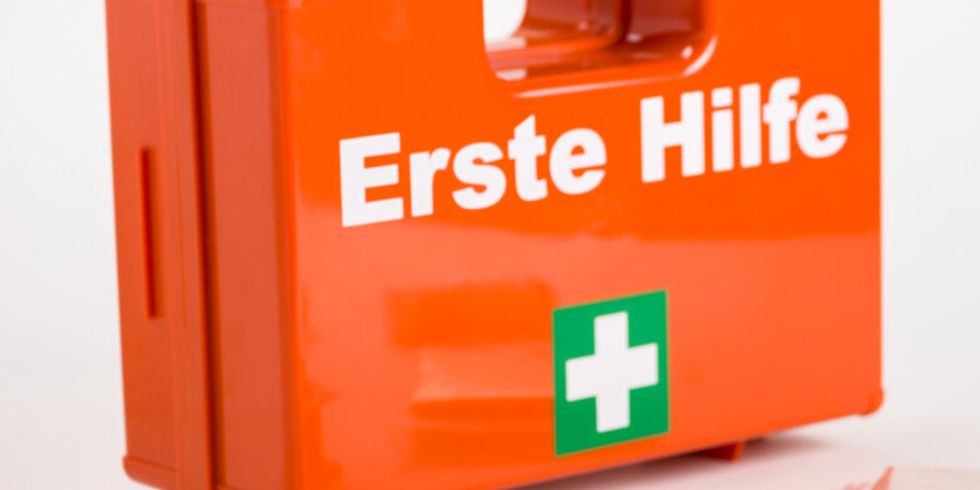 Erste Hilfe Koffer mit Verbandmaterial