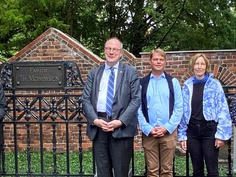 Prof. Dr. Dr. h.c. mult. Christoph Markschies (BBAW), Tillman Wagner (Geschäftsführer Ev. Friedhofsverband Berlin Stadtmitte), Dr. Leonie Glabau (Landesdenkmalamt Berlin) (Bild: Landesdenkmalamt Berlin, Julia Martin)