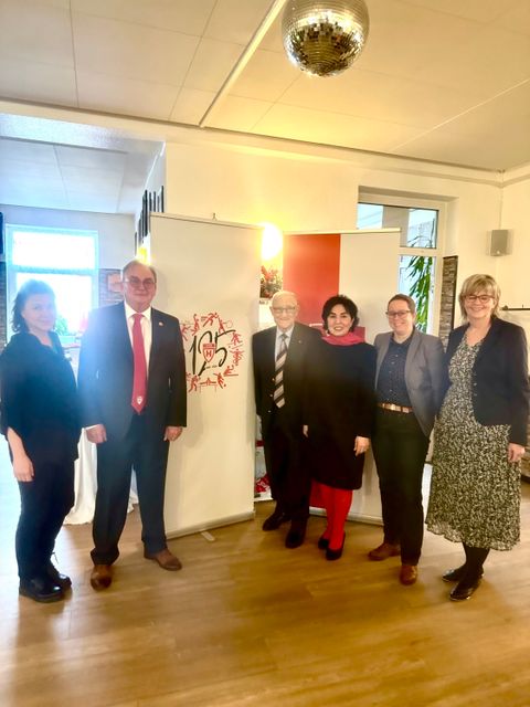 von links im Bild: Ilka Grafschmidt (Fachbereichsleiterin Sport Bezirksamt), Präsident Werner Sauerwein, LSB-Ehrenpräsident Peter Hanisch, Bezirksbürgermeisterin Emine Demirbüken-Wegner, Bezirksstadträtin Julia Schrod-Thiel, Sportamtsleiterin Kerstin Gaebel. (Bild: BA Rdf)