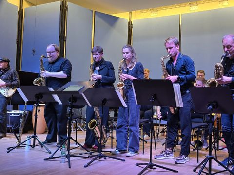 Gitarre und Saxophone des JazzOrchesters X-berg verursachen Gänsehäute bei den Zuhörer*innen