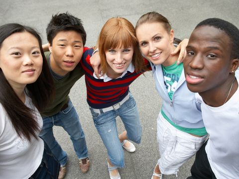 Gruppe junger Menschen internationaler Herkunft