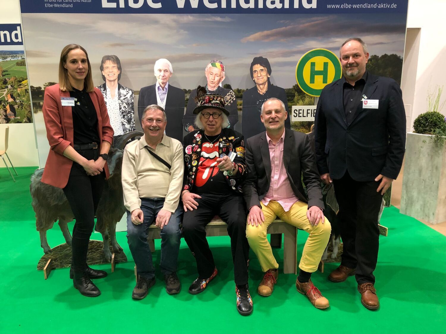 v.l.n.r.: Franziska Ernstling, Partnerschaftsbeauftragte Lüchow; Rolf Breidenbach, stellv. Vorsitzender Partnerschaftsverein Steglitz-Zehlendorf; Ulrich Schröder, Direktor des weltweit einzigen Rolling-Stones-Museums in Lüchow (in typischer Fan-Montur); Christian Urlaub, Partnerschaftsbeauftragter Steglitz-Zehlendorf; Sascha Liwke, Samtgemeindebürgermeister Lüchow (Wendland). Im Hintergrund grüßen die Stones-Pappkameraden.