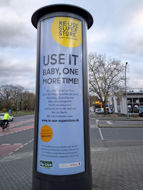 Berliner Litfaßsäule mit Werbung für den Re-Use Superstore